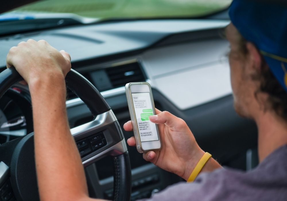 5 Safe Driving Tips to Limit Distracted Driving